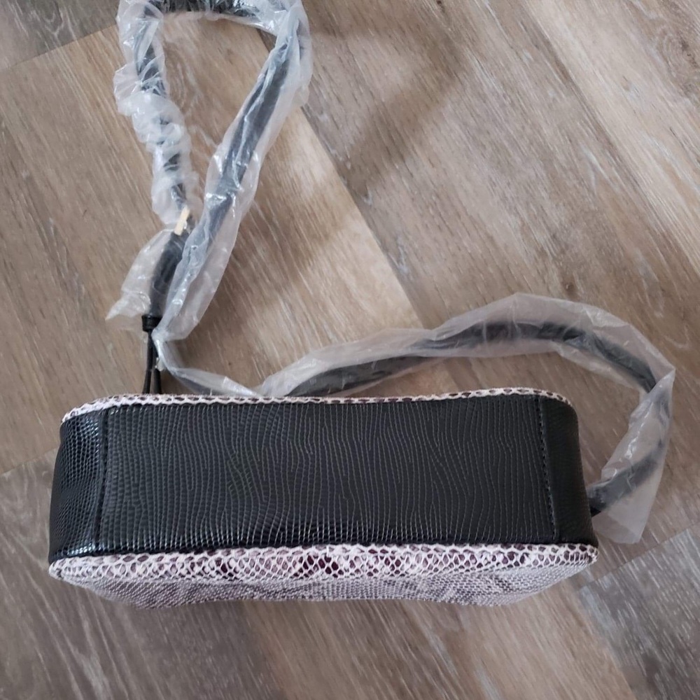 NWOT Leather crossbody bag w/ removable pouch - Picture 5 of 8